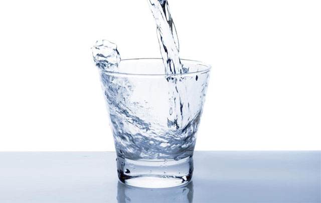 你知道吗？玻璃杯喝水最好 四种杯子不宜喝水